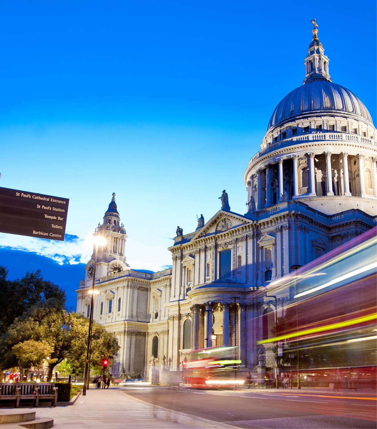 Red London bus in front of St Paul's Cathedral